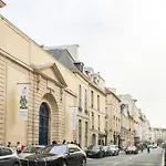 Appartement With Balcony Under The Roofs Of Parijs