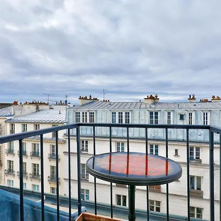 With Balcony Under The Roofs Of Lägenhet Paris