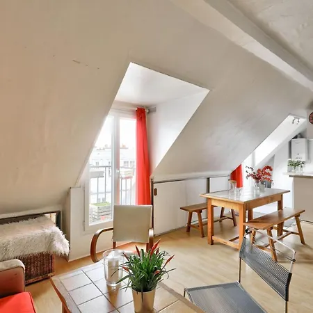 Lägenhet With Balcony Under The Roofs Of