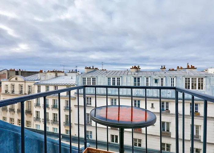 With Balcony Under The Roofs Of Lägenhet Paris