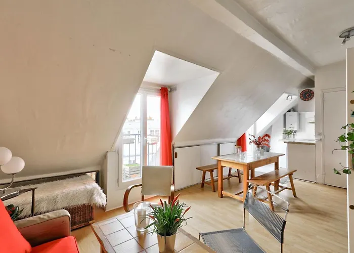 Lägenhet With Balcony Under The Roofs Of