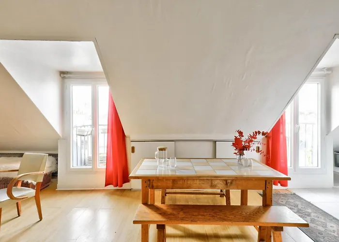 With Balcony Under The Roofs Of Lägenhet