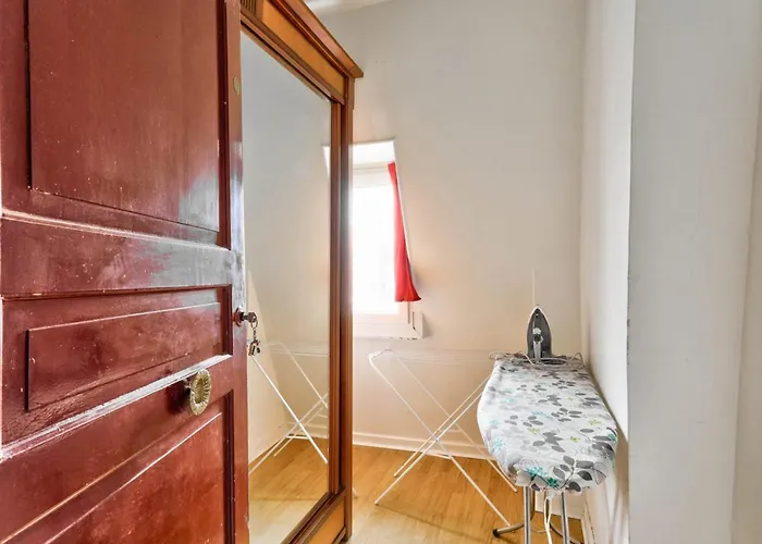 Lägenhet With Balcony Under The Roofs Of Paris